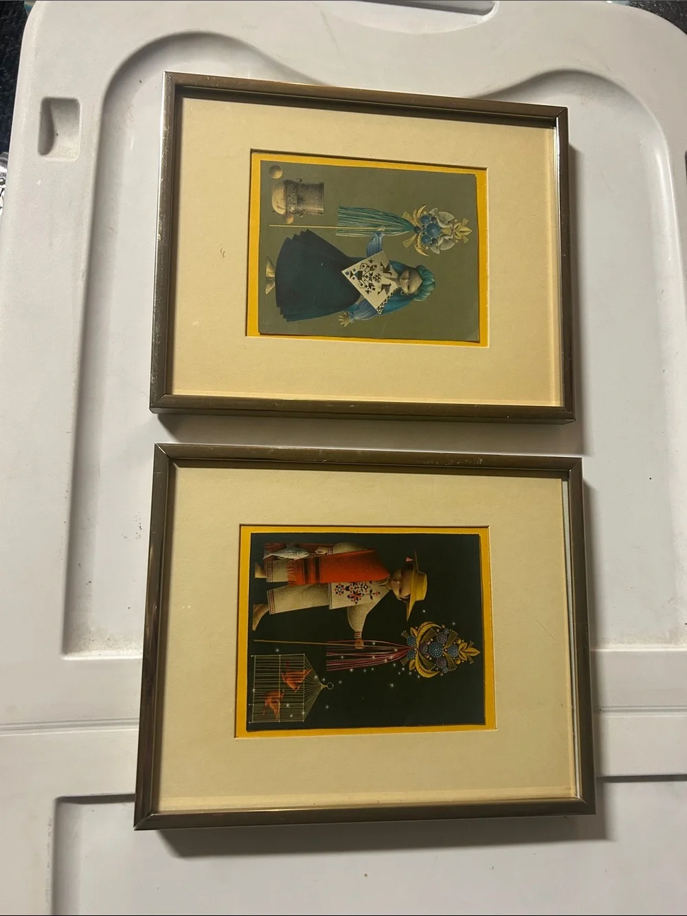 2 pictures Framed Vintage Style Figurative Prints in Beige and Brown
